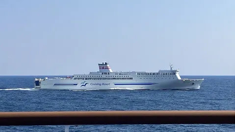 海の上の動くリゾート地