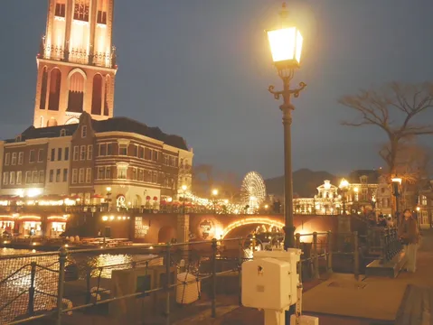 夜景の灯りが映る水辺の風景