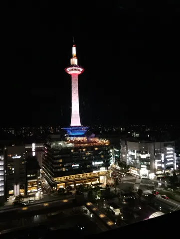 夜空に輝く京都タワー