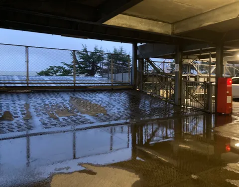 雨上がりの駐車場、物憂げな時間
