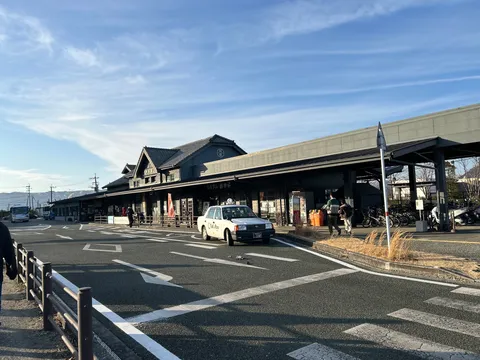日差しそそぐ駅の風景