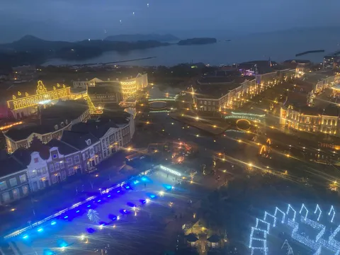 水面に映る光の街
