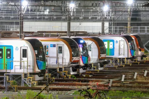夜の駅で整列する電車の群れ