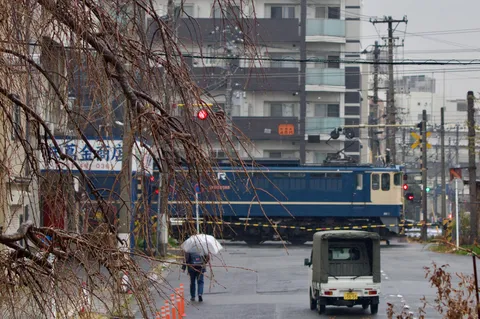 静かな雨の日、線路沿い