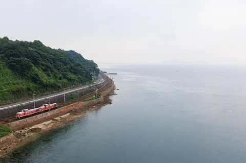 海沿いを走る、潮風と列車の旅