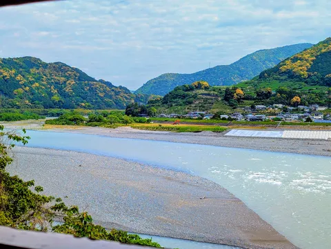 水辺に広がる里山の風景