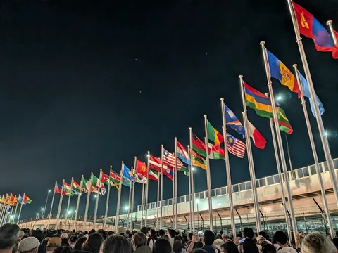 夜空に舞う、国旗のオンパレード