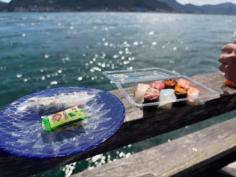 海風と寿司の流れ
