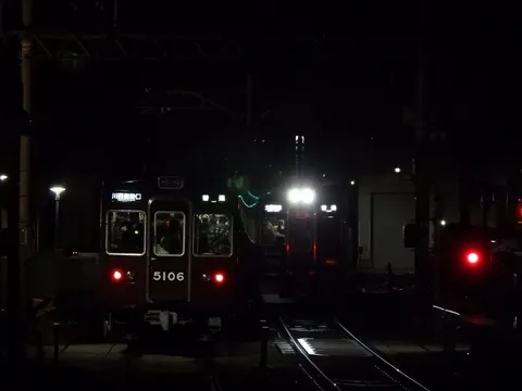 夜の駅、静かに発車する列車