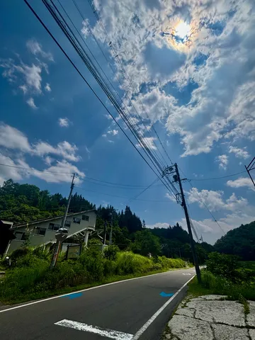 坂道に伸びる電線と夏空