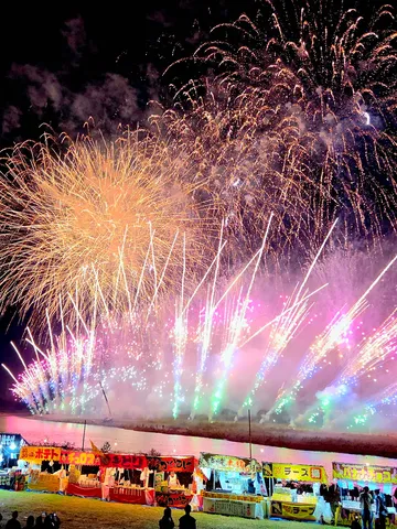 夜空と屋台の大盤振る舞い