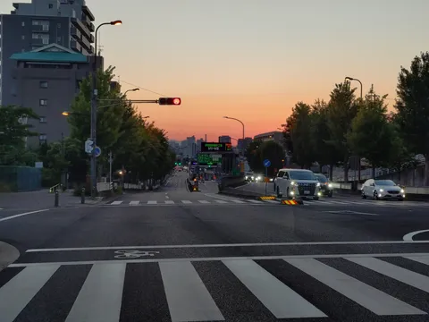 夕暮れ時の都会の交差点