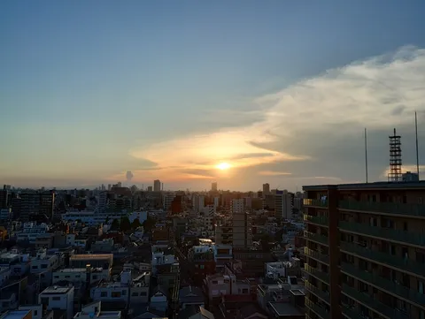 茜色の街、明日の気配