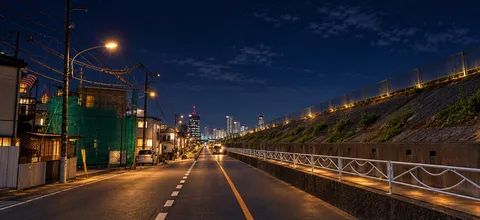 夜道に灯る街の余韻