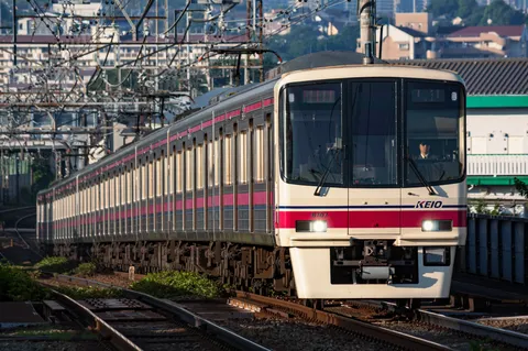 陽光まぶしい京王線