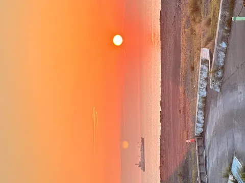 夕焼け空に浮かぶ船