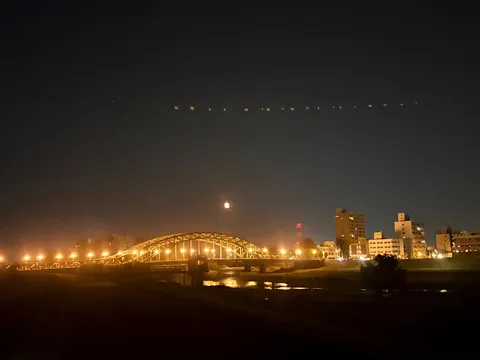 夜景に浮かぶ光の軌跡