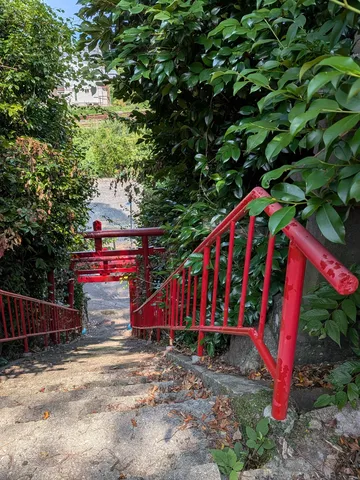 赤の鳥居と緑のコントラスト