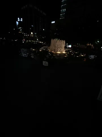 夜の噴水と街の灯り