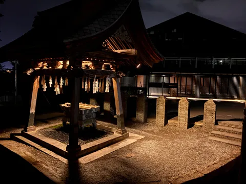 灯りに浮かぶ古の社