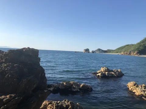 静かな入り江の風景