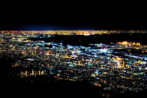 夜景の灯が連なる都市の息吹