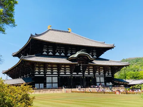 紺碧の空と歴史的建造物