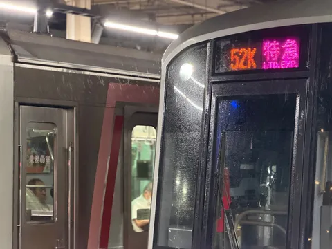 夜の駅に宿る静かな物語