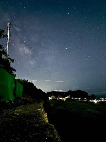 田舎の道と星空のコントラスト