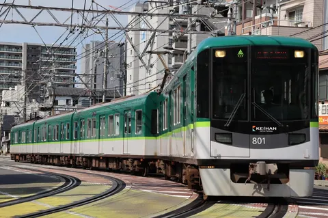 都市のカーブを行く京阪電車
