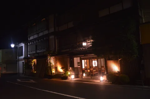 夜の帳に灯る、古都の灯火