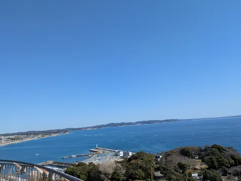 晴れ渡る海と港の静かな休日
