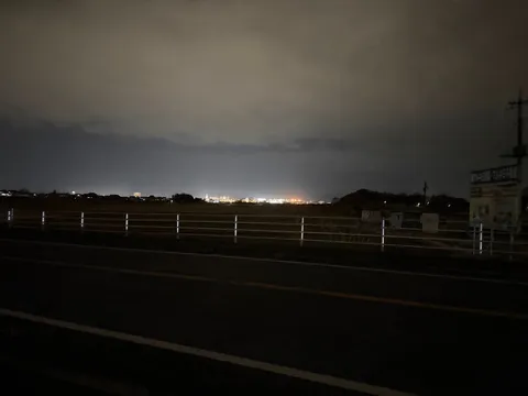 都会の灯りと夜空のコントラスト