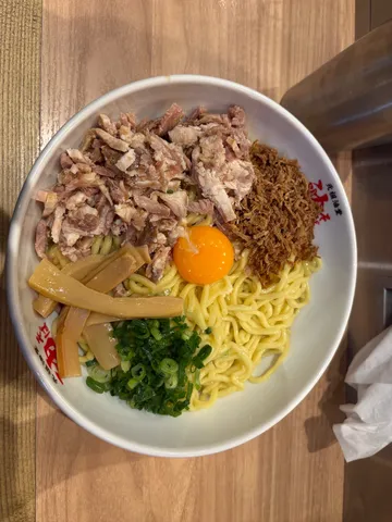 特製ラーメンの豪快盛り付け