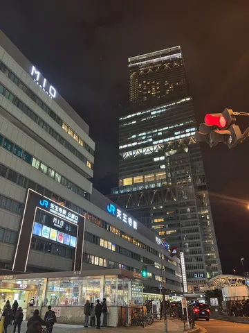 都会の夜景、光の交差点