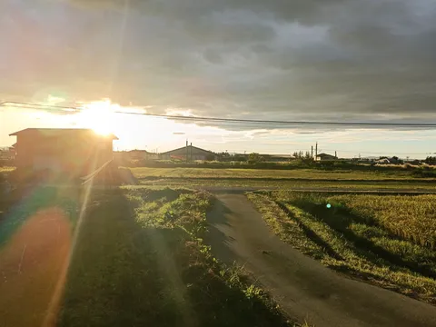 夕景と田園の光跡