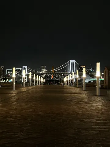 光の柱が導く夜景