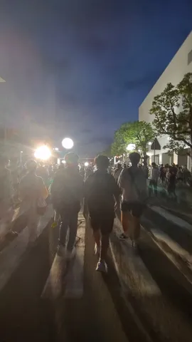 夜の街を歩く人々のシルエット