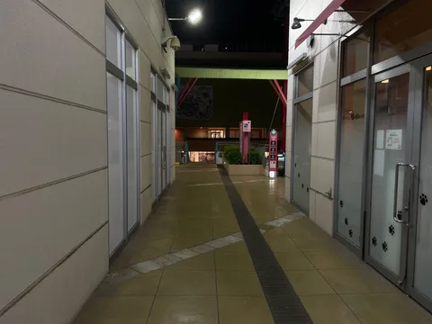 夜の静寂、路地の光