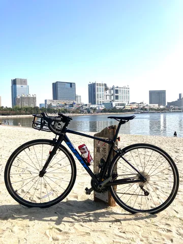 海辺の自転車と都会の光