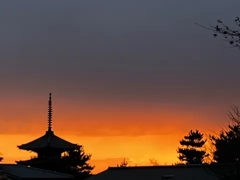 夕刻の塔と橙の海