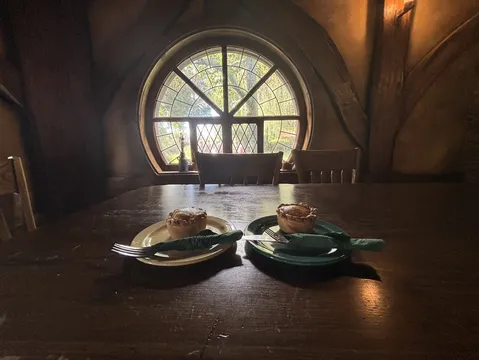 丸窓の特等席で味わう一皿