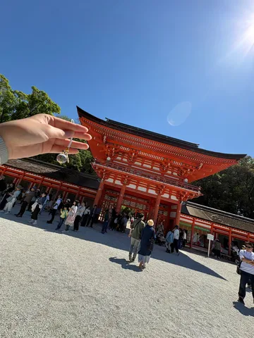 晴れやかな空と朱色の門