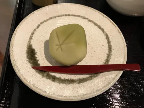 抹茶の和菓子と赤絵の皿