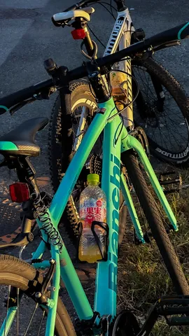 朝焼けの自転車とボトル