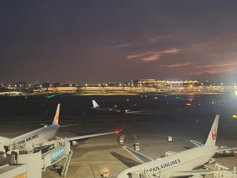 滑走路の灯りと、空に溶けゆく夕暮れ