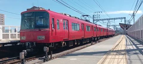 夕暮れに染まる赤い電車