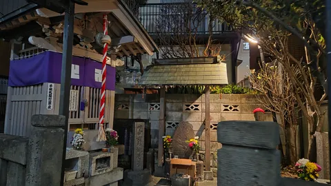 夜の神社、静寂の灯り