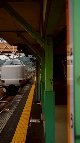 緑の柱と白い列車