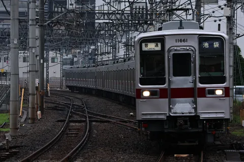 都会の風を運ぶ列車